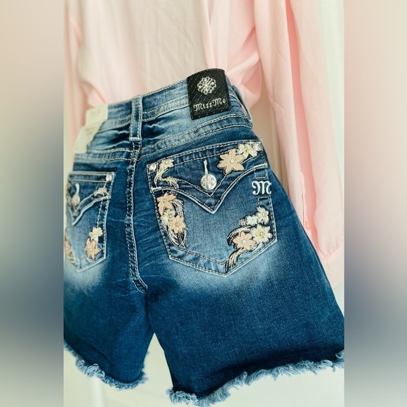 Miss Me RARE Floral Pocket
Styling Embroidery Gemstone Mid-Rise Short sz 28 NWT - Picture 2 of 12